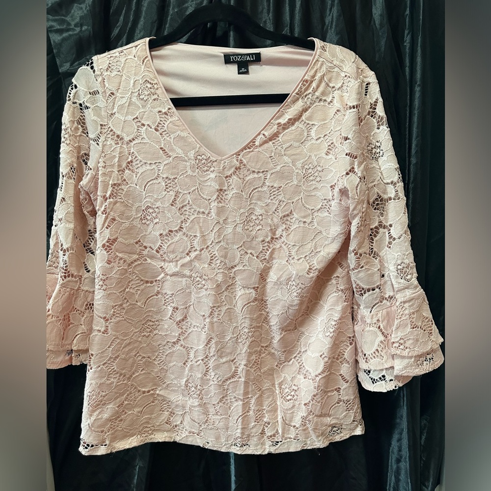 Roz & Ali size medium Pink lined lace blouse